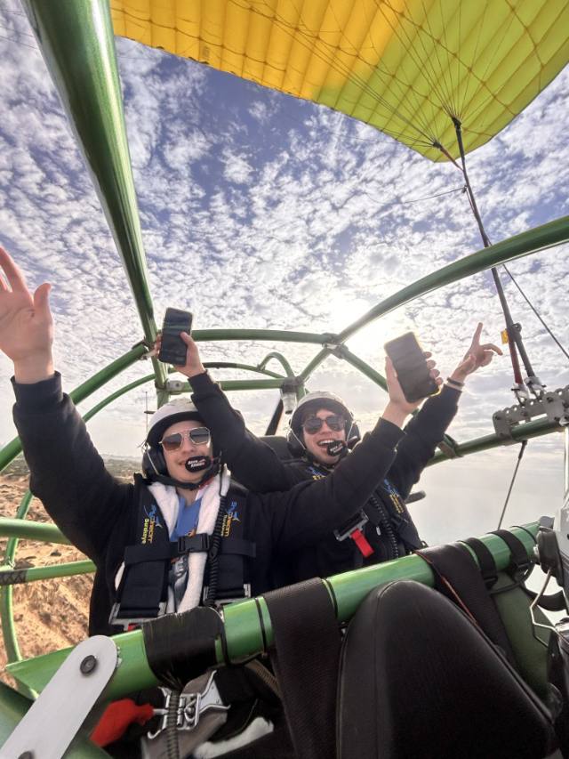 חברים נהנים מטיסת חוויה בטרקטורון מעופף